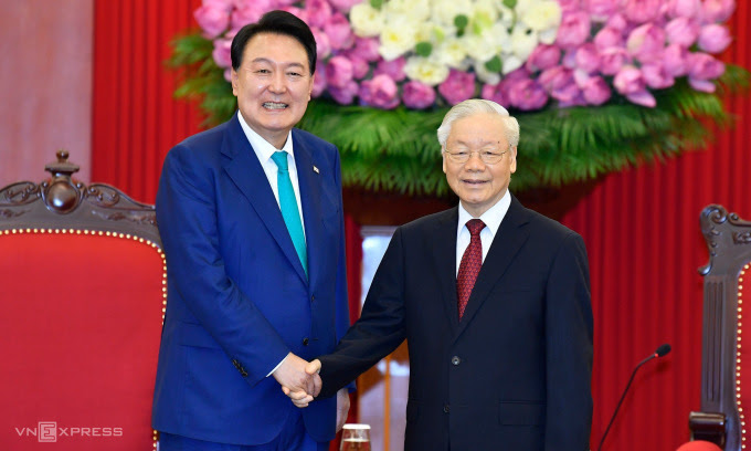 General Secretary Nguyen Phu Trong welcomed President Yoon Suk-yeol at the Party Central Committee headquarters on the afternoon of June 23rd. Photo: Giang Huy