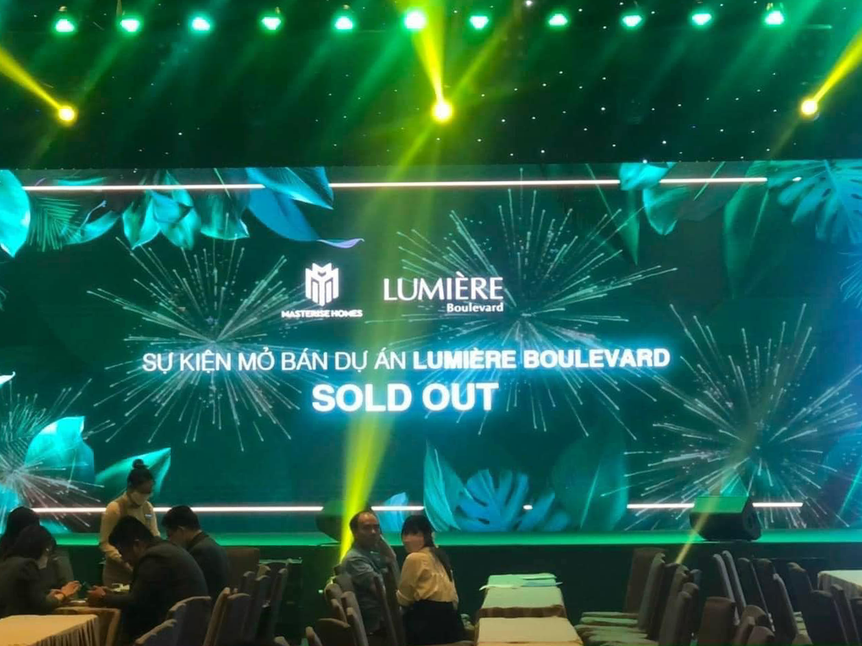 Customers attend the launch ceremony of LUMIÈRE Boulevard at Gem Center & Sold Out in the afternoon