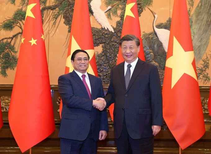 Prime Minister Pham Minh Chinh shakes hands with Chinese President Xi Jinping at the Great Hall of the People in Beijing on June 27th. Photo: Duong Giang