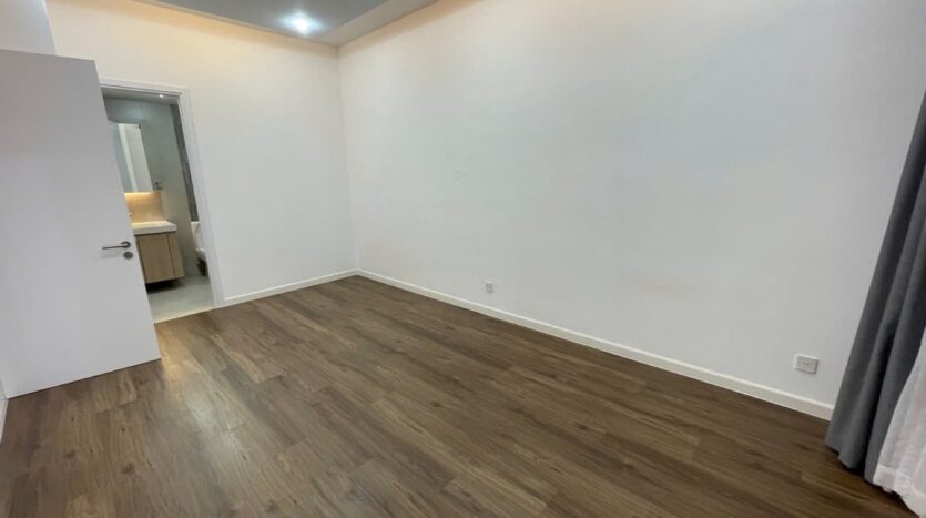 Phòng ngủ rộng rãi căn hộ Estella Heights Tower T1 với sàn gỗ và cửa sổ kính | Spacious bedroom of Estella Heights Tower T1 apartment with wood floor and glass window