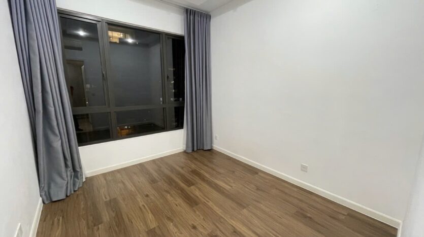 Phòng ngủ căn hộ Estella Heights Tower T1 với cửa kính lớn nhìn ra ngoài | Bedroom of Estella Heights Tower T1 apartment with large glass window