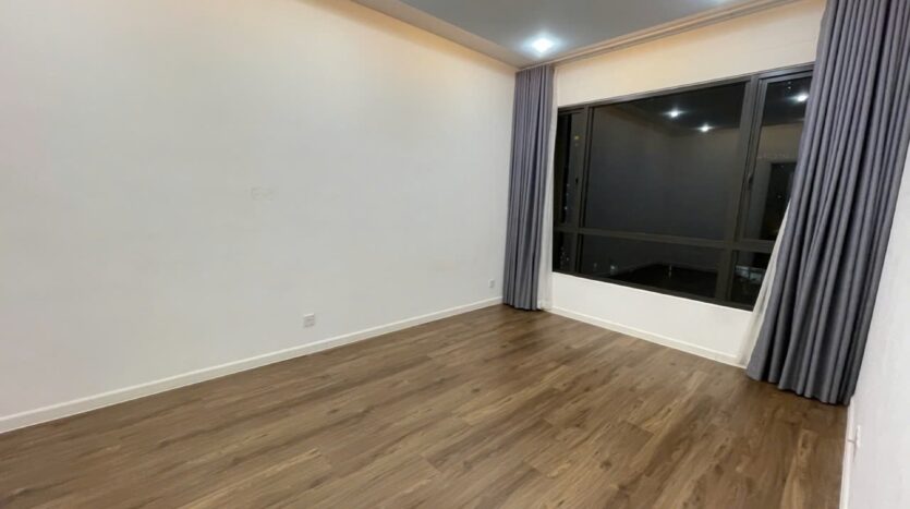 Phòng ngủ thứ hai căn hộ Estella Heights với sàn gỗ và cửa sổ kính | Second bedroom of Estella Heights apartment with wood floor and glass window