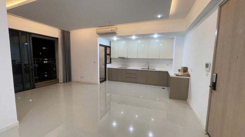 Tổng quan phòng khách và bếp căn hộ Estella Heights Tower T1 với bếp gloss kem built-in | Living room and kitchen overview of Estella Heights Tower T1 apartment with built-in cream gloss kitchen