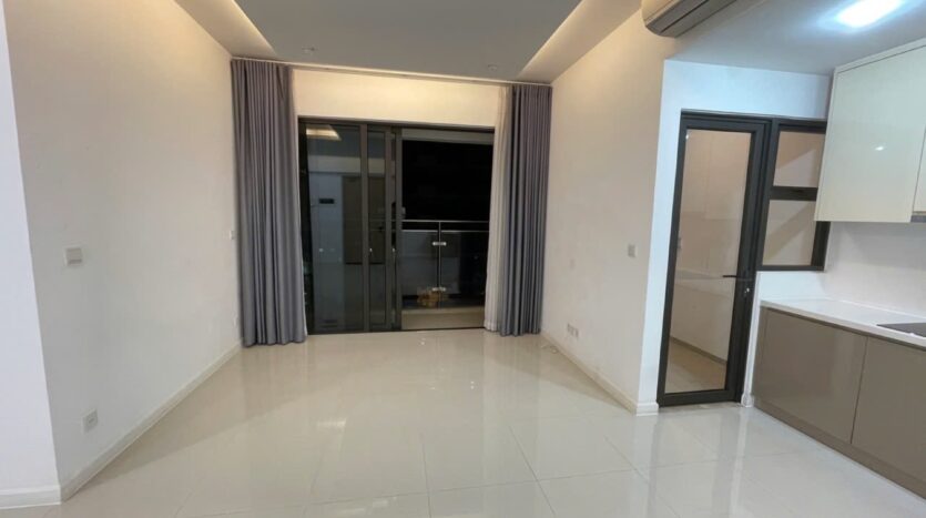 Phòng khách căn hộ Estella Heights Tower T1 nhìn ra ban công với bếp gloss | Living room of Estella Heights Tower T1 apartment facing balcony with gloss kitchen
