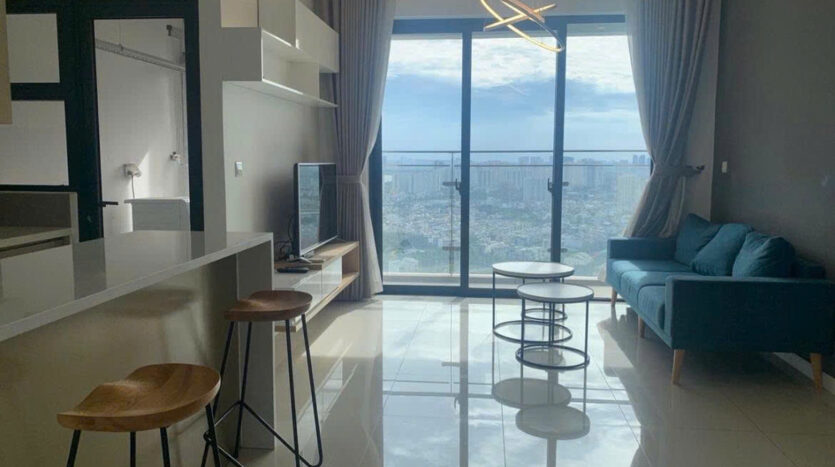 Open kitchen and living room of Estella Heights Tower T2 apartment with floor-to-ceiling balcony view of city skyline