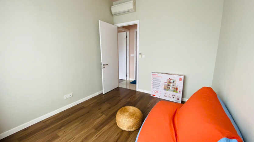Phòng ngủ thứ hai căn hộ Estella Heights với sàn gỗ và bean bag | Second bedroom of Estella Heights apartment with wood floor and bean bag