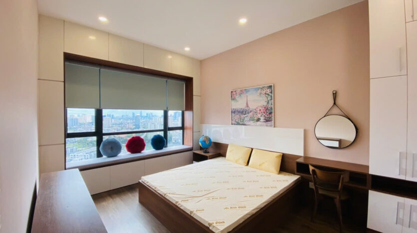 Phòng ngủ chính Estella Heights với tủ áo gloss, bàn trang điểm và view ngoài | Master bedroom at Estella Heights with gloss wardrobe, vanity desk and city view