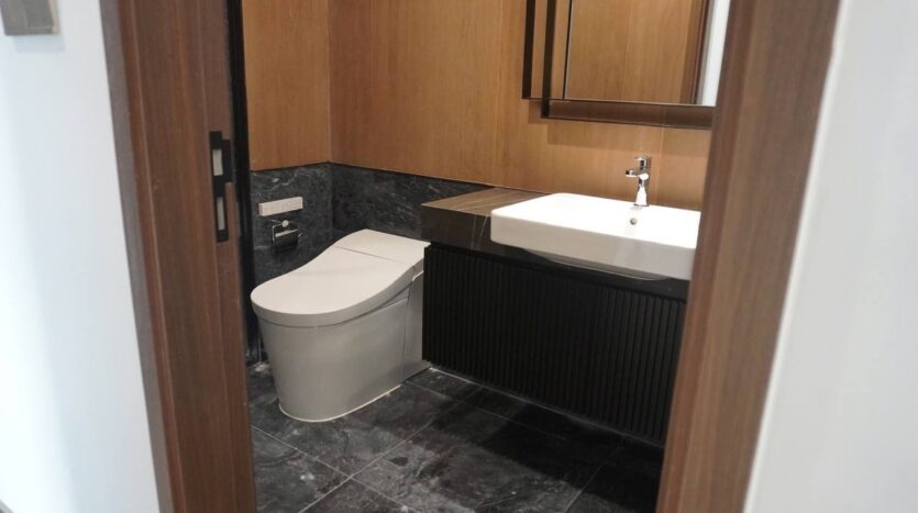 Phòng tắm hoàn thiện marble đen và gỗ óc chó căn hộ Lumiere Riverside Tháp West | Bathroom finished in black marble and walnut wood at Lumiere Riverside West Tower apartment