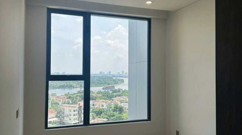 Phòng ngủ căn hộ Lumiere Riverside Tháp West với cửa sổ lớn nhìn ra sông Sài Gòn | Bedroom of Lumiere Riverside West Tower apartment with large window overlooking Saigon River