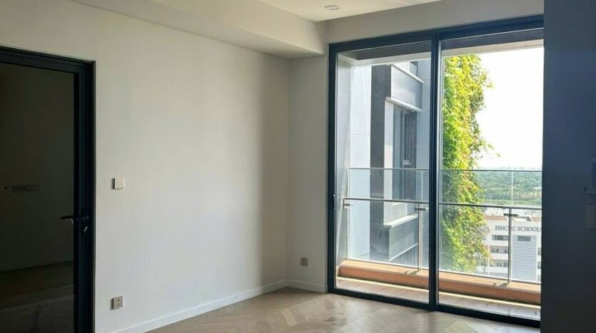 Phòng khách với sàn herringbone và ban công kính căn hộ Lumiere Riverside Tháp West | Living room with herringbone floor and glass balcony at Lumiere Riverside West Tower apartment