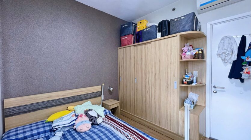 Phòng ngủ căn hộ Masteri Thảo Điền với tủ áo gỗ và đầy đủ nội thất | Bedroom of Masteri Thao Dien apartment with wood wardrobe and complete furnishing