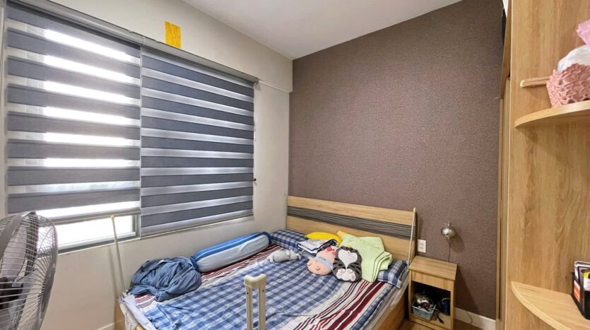 Phòng ngủ thứ hai căn hộ Masteri Thảo Điền với rèm cuốn và tủ áo | Second bedroom of Masteri Thao Dien apartment with roller blinds and wardrobe