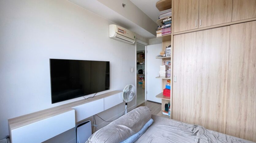 Phòng ngủ căn hộ Masteri Thảo Điền với TV và tủ áo cao | Bedroom of Masteri Thao Dien apartment with TV and tall wardrobe