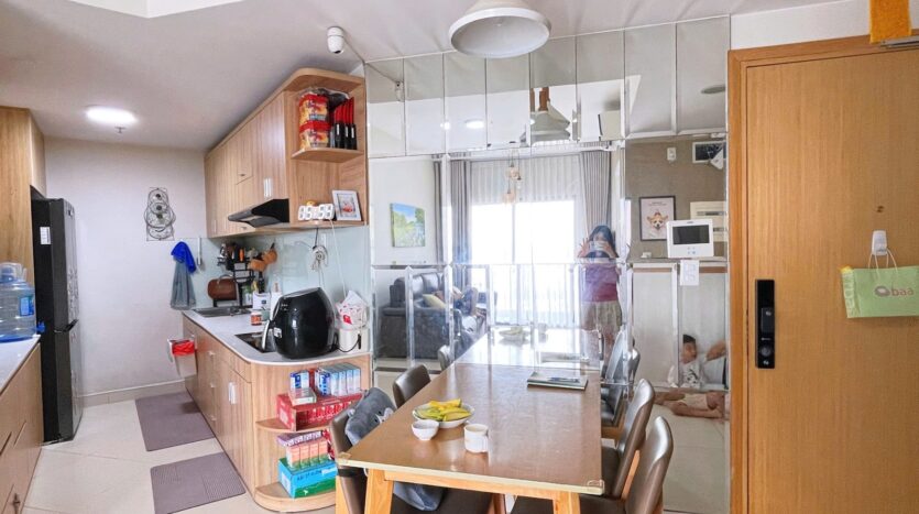 Khu bếp và bàn ăn căn hộ Masteri Thảo Điền | Kitchen and dining area of Masteri Thao Dien apartment