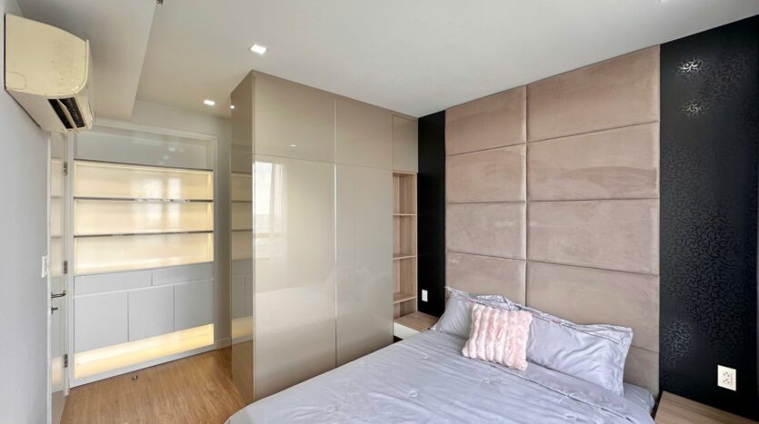 Phòng ngủ chính căn hộ Masteri Thảo Điền 73m² với tủ áo cao bóng và đầu giường nhung beige | Master bedroom of 73sqm Masteri Thao Dien apartment with gloss wardrobe and beige velvet headboard
