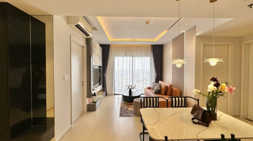 Phòng khách và bàn ăn căn hộ Masteri Thảo Điền 73m² nội thất bàn giao đầy đủ phong cách hiện đại | Living and dining area of 73sqm Masteri Thao Dien apartment fully furnished in modern style