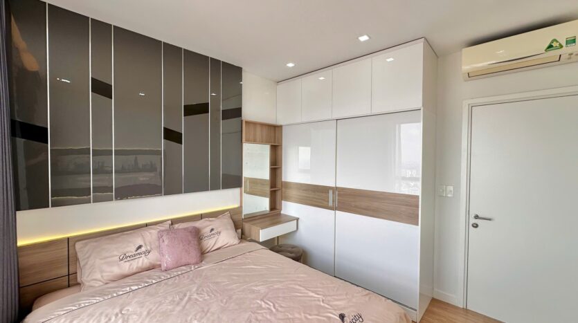 Phòng ngủ thứ hai căn hộ Masteri Thảo Điền 2PN với tủ gloss panel và giường đôi | Second bedroom of 2BR Masteri Thao Dien apartment with gloss panel wardrobe and queen bed
