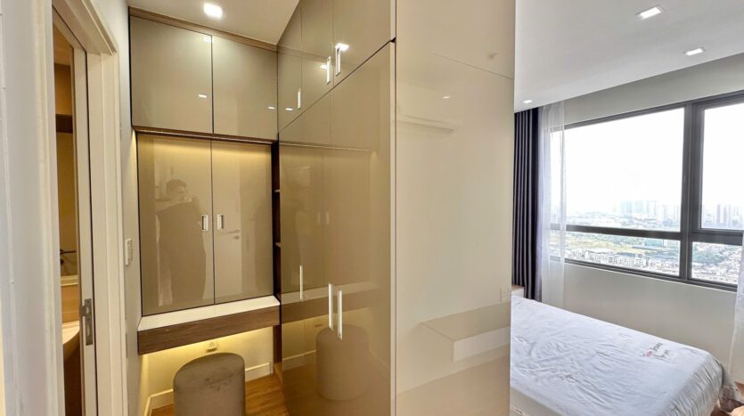 Phòng ngủ chính căn hộ Masteri Thảo Điền view thành phố | Master bedroom of Masteri Thao Dien apartment with city view