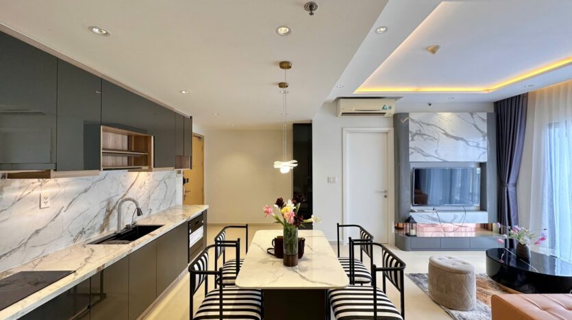 Khu vực bếp căn hộ Masteri Thảo Điền với mặt bếp marble trắng | Kitchen area of Masteri Thao Dien apartment with white marble countertop
