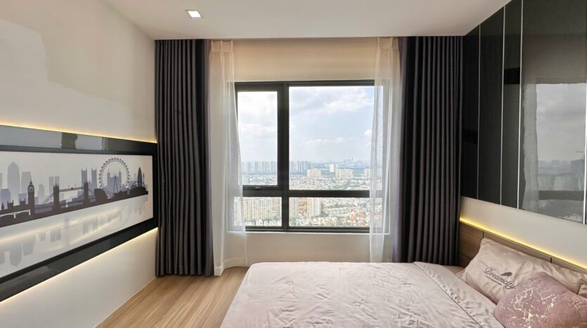 Phòng ngủ Masteri Thảo Điền với view skyline thành phố | Bedroom of Masteri Thao Dien apartment with city skyline view