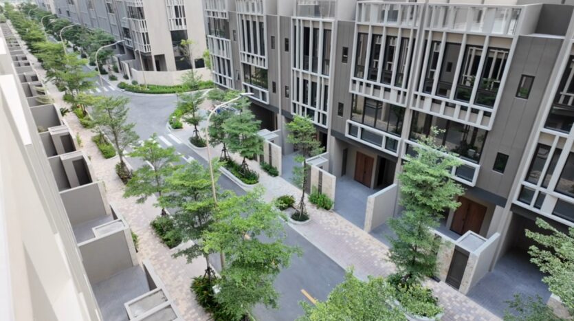 Tổng quan dãy nhà phố liền kề The Orchard Sycamore với cảnh quan xanh nội khu | Aerial overview of The Orchard Sycamore townhouse compound with internal green landscape