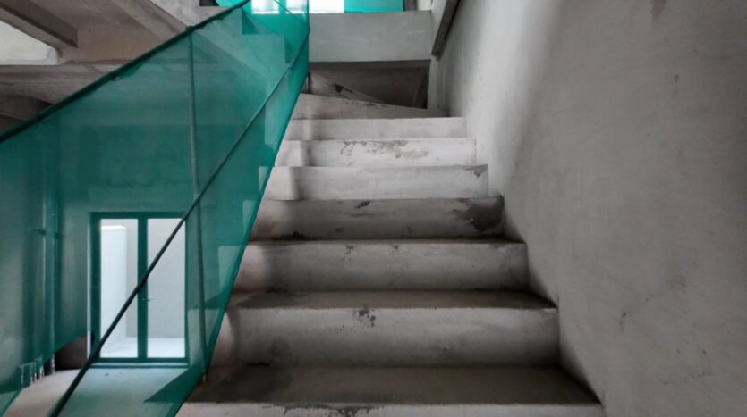 Không gian bên trong nhà phố The Orchard Sycamore bàn giao thô với cầu thang bê tông | Raw handover interior of The Orchard Sycamore townhouse with concrete staircase