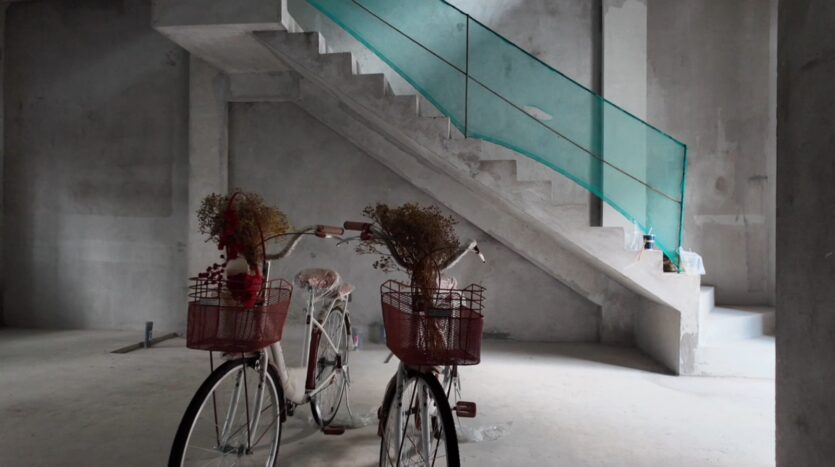 Tầng trệt nhà phố The Orchard Sycamore với cầu thang xoắn bê tông | Ground floor of The Orchard Sycamore townhouse with curved concrete staircase
