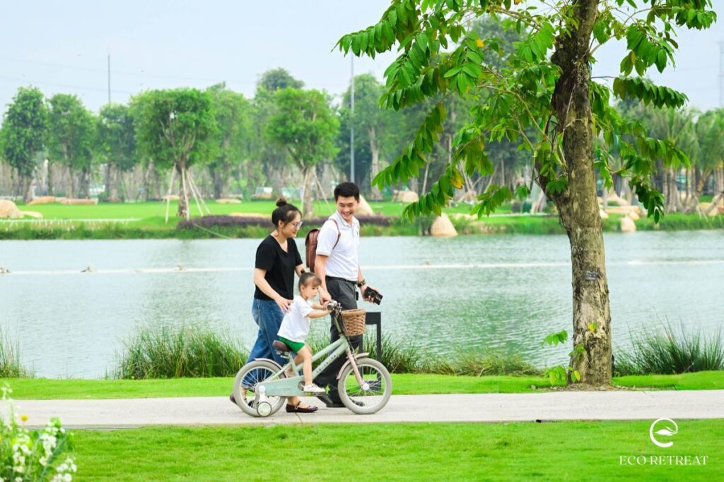 Cư dân đạp xe vòng Hồ Thiên Nga Eco Retreat | Residents cycling around Swan Lake Eco Retreat