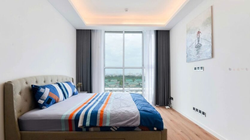 Khu vực ăn uống và bếp căn hộ 3PN Sarina Sala 127m2 | Dining and kitchen area of 3-bedroom Sarina Sala apartment 127sqm