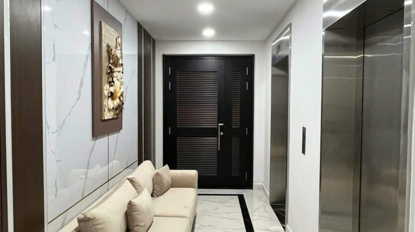 Lối vào căn hộ Feliz en Vista Altaz với thang máy riêng vào nhà | Entrance to Feliz en Vista Altaz apartment with private in-unit elevator