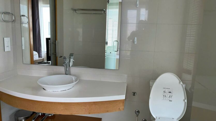 Phòng khách Diamond Island Brilliant Tower 4 view sông Sài Gòn Bitexco | Living room of Diamond Island Brilliant Tower 4 with Saigon River and Bitexco view