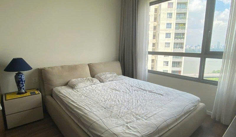 Phòng ngủ master căn hộ Diamond Island view sông | Master bedroom of Diamond Island apartment with river view