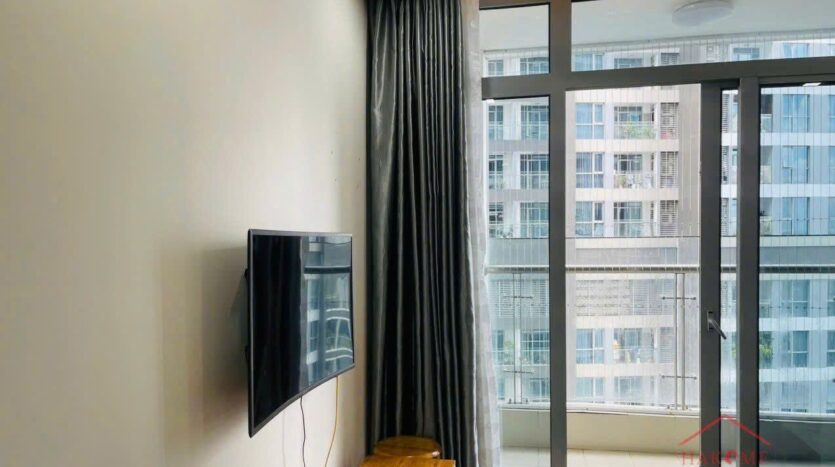 Phòng khách căn hộ 1 phòng ngủ Vinhomes Central Park Tháp Park 1 51m2 đầy đủ nội thất | Living room of 1-bedroom Vinhomes Central Park Park 1 Tower 51sqm apartment fully furnished