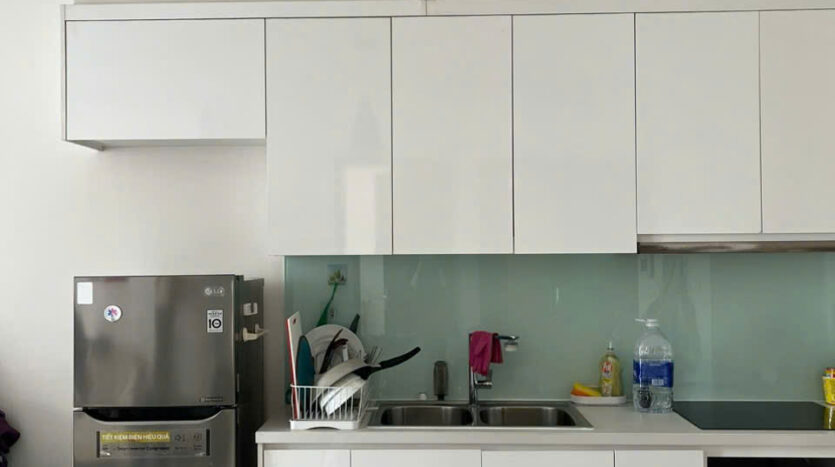 Khu vực sinh hoạt căn hộ Vinhomes Central Park đầy đủ nội thất view tầng cao | Living area of Vinhomes Central Park apartment fully furnished with high floor view
