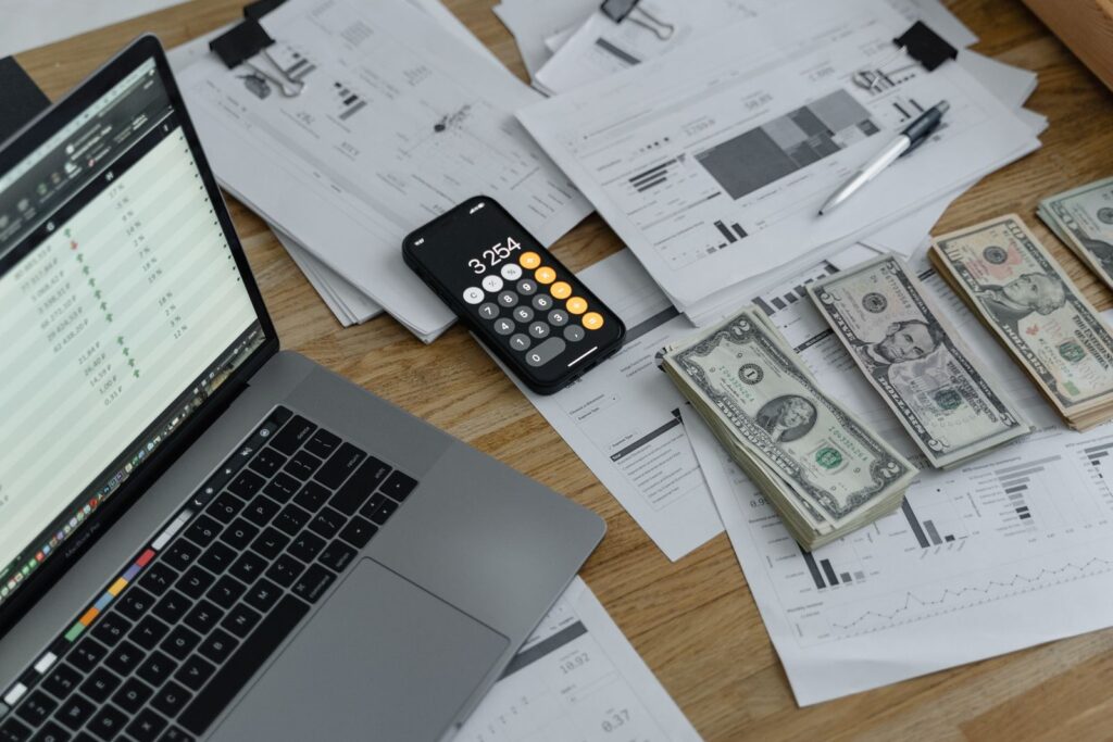 Banknotes and calculator | Tien mat va may tinh