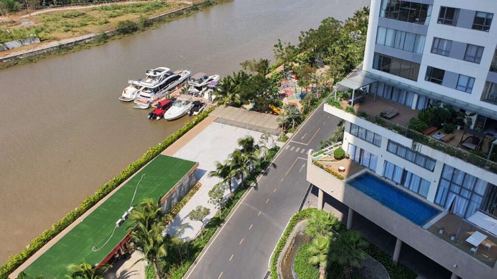 Bến du thuyền và sân thể thao Diamond Island nhìn từ trên cao | Aerial view of the marina and sports courts at Diamond Island