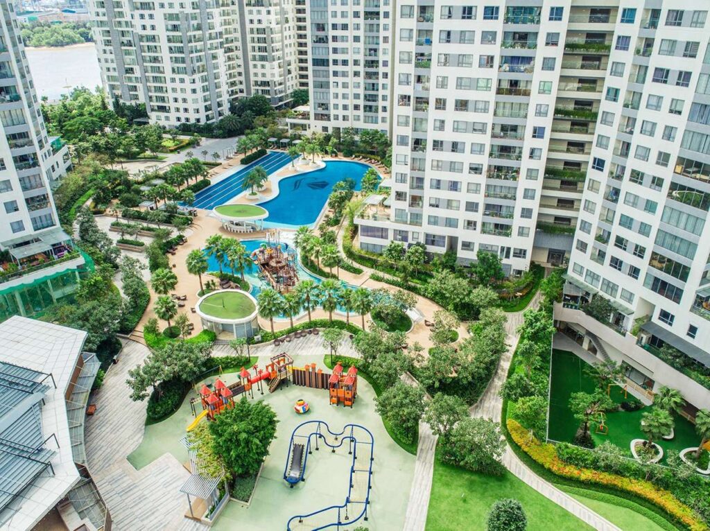 Hồ bơi và khu tiện ích Diamond Island giữa các toà tháp nhìn từ trên cao | Aerial view of the pool and amenities among Diamond Island towers