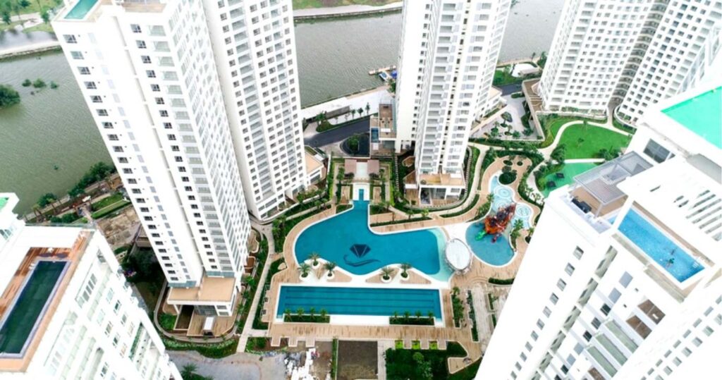 Toàn cảnh các toà tháp và hồ bơi Diamond Island nhìn từ trên cao | Top-down view of Diamond Island towers and pools