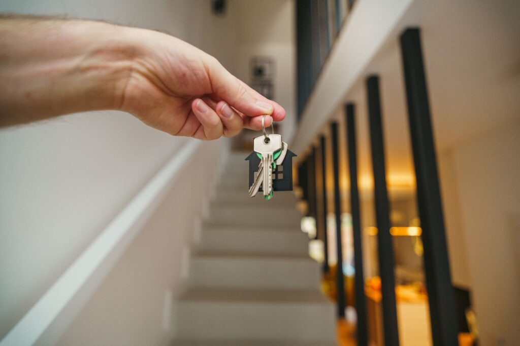 Hand holding house keys | Cam chia khoa nha - so huu dung ten chinh minh