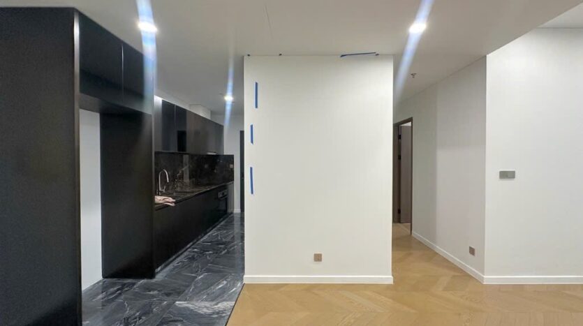 Bếp tủ gỗ tối mặt đá marble với lò nướng âm, Lumiere Riverside East | Dark-wood kitchen with marble backsplash and built-in oven, Lumiere Riverside East