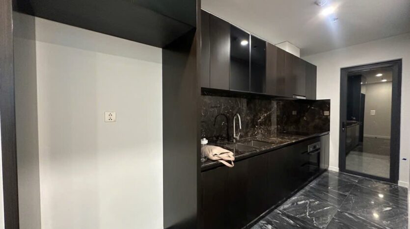 Bếp song song thiết bị âm tủ, căn góc Lumiere Riverside East | Galley kitchen with integrated appliances, Lumiere Riverside East corner unit