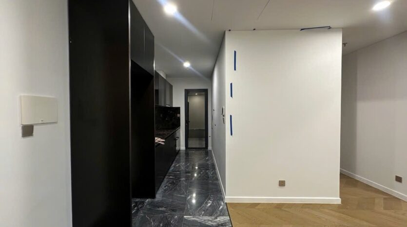 Khu bếp lát đá marble tối liền phòng khách, Lumiere Riverside East | Marble-floored kitchen zone adjoining living area, Lumiere Riverside East