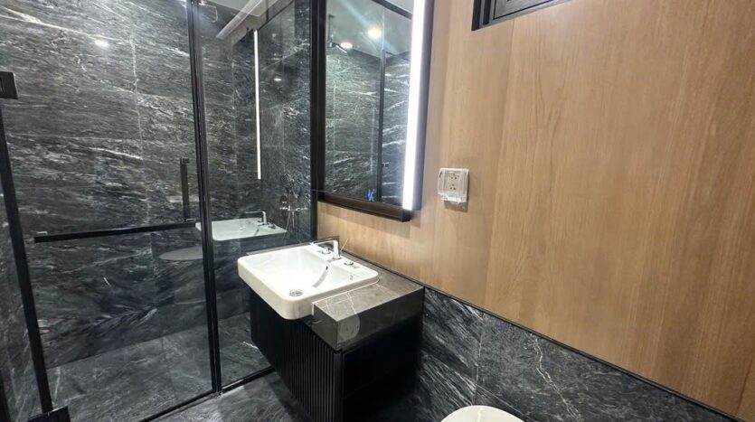 Phòng ngủ master với tủ âm tường và cửa sổ lớn, Lumiere Riverside East | Master bedroom with built-in wardrobe and large window, Lumiere Riverside East