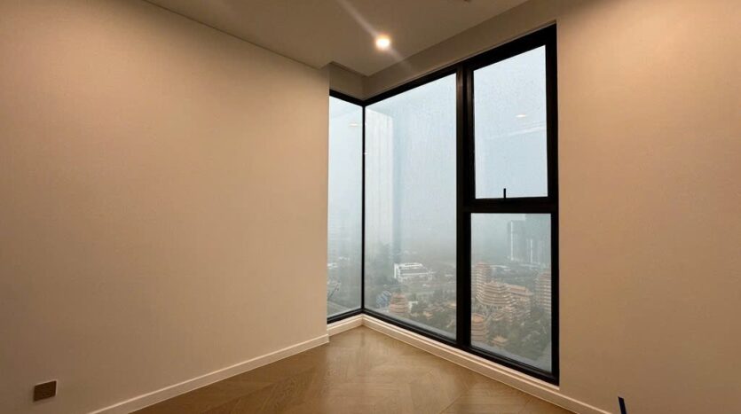 Phòng ngủ căn góc hai mặt cửa sổ view thành phố, Lumiere Riverside East | Corner bedroom with dual-aspect windows and city view, Lumiere Riverside East