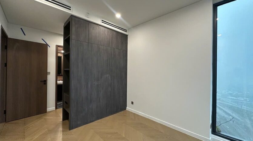 Hành lang trong căn hộ với tủ kính tối, Lumiere Riverside East | Internal hallway with dark mirrored cabinetry, Lumiere Riverside East