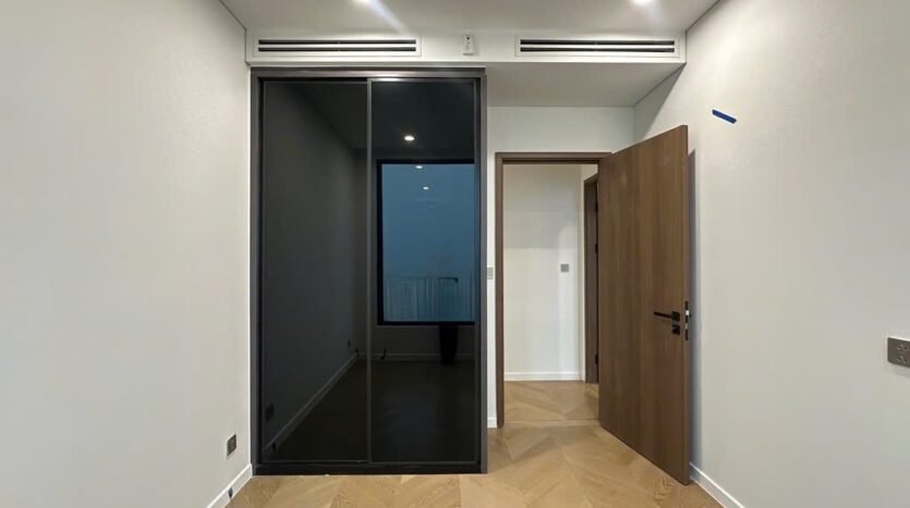 Phòng ngủ với tủ áo cửa lùa kính đen, Lumiere Riverside East | Bedroom with black-glass sliding wardrobe, Lumiere Riverside East