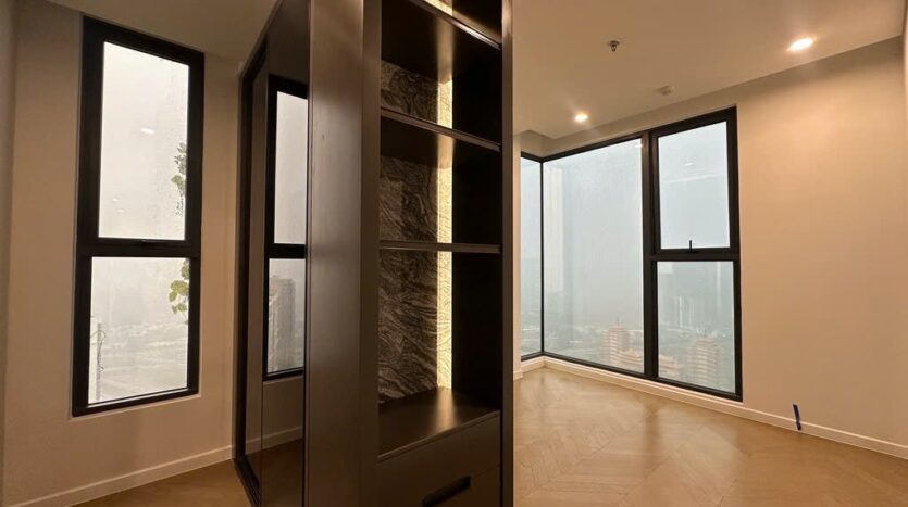 Khu thay đồ với hệ kệ trang trí và cửa sổ, Lumiere Riverside East | Dressing area with display shelving and windows, Lumiere Riverside East