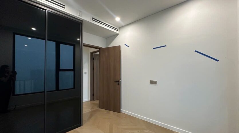 Phòng ngủ tủ kính đen nhìn ra hành lang, Lumiere Riverside East | Bedroom with black-glass wardrobe facing hallway, Lumiere Riverside East