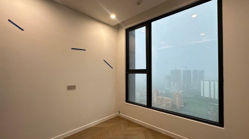 Phòng ngủ cửa sổ lớn view thành phố, căn góc Lumiere Riverside East | Bedroom with large window and city view, Lumiere Riverside East corner unit