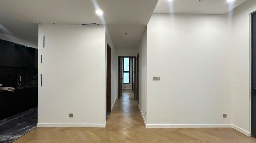 Sảnh trong căn hộ sàn gỗ xương cá, Lumiere Riverside East | Interior hall with herringbone flooring, Lumiere Riverside East